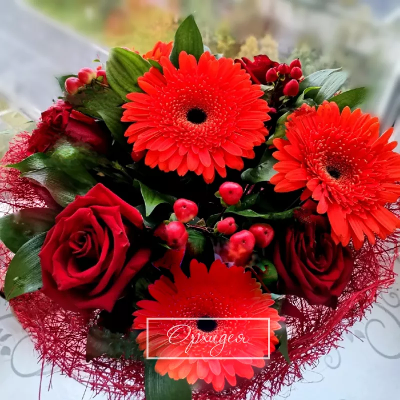 Сборный букет с герберами и розами