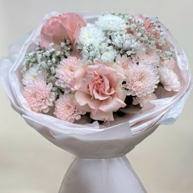 Сборный букет с гипсофилами от интернет-магазина «Орхидея» в Надыме