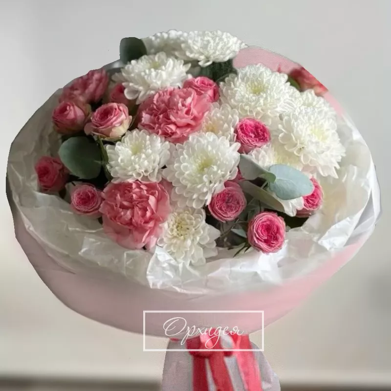 Сборный букет с хризантемой и кустовыми розами