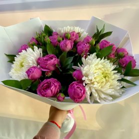 Букет с хризантемой и кустовой розой от интернет-магазина «Орхидея» в Надыме