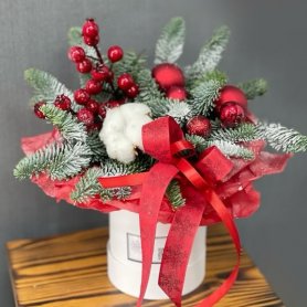Композиция новогодняя Драгоценный рубин от интернет-магазина «Орхидея» в Надыме