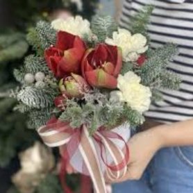 Композиция с Аморилисом и хвоей от интернет-магазина «Орхидея» в Надыме