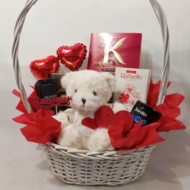 Подарочная корзина с конфетами  от интернет-магазина «Орхидея» в Надыме