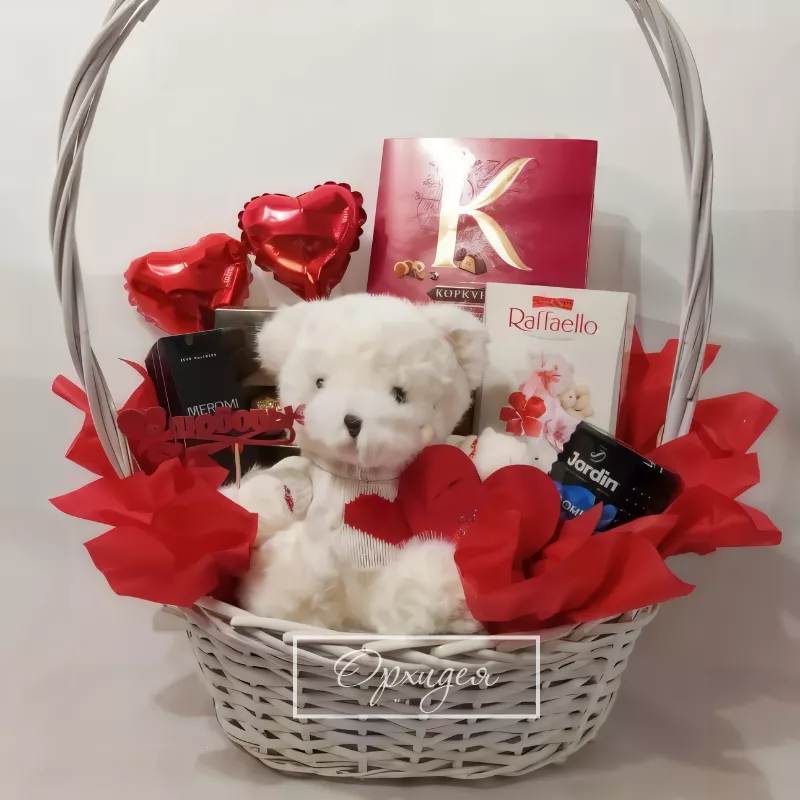 Подарочная корзина с конфетами 