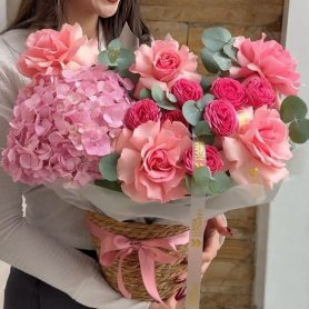 Композиция с розами и гортензией от интернет-магазина «Орхидея» в Надыме