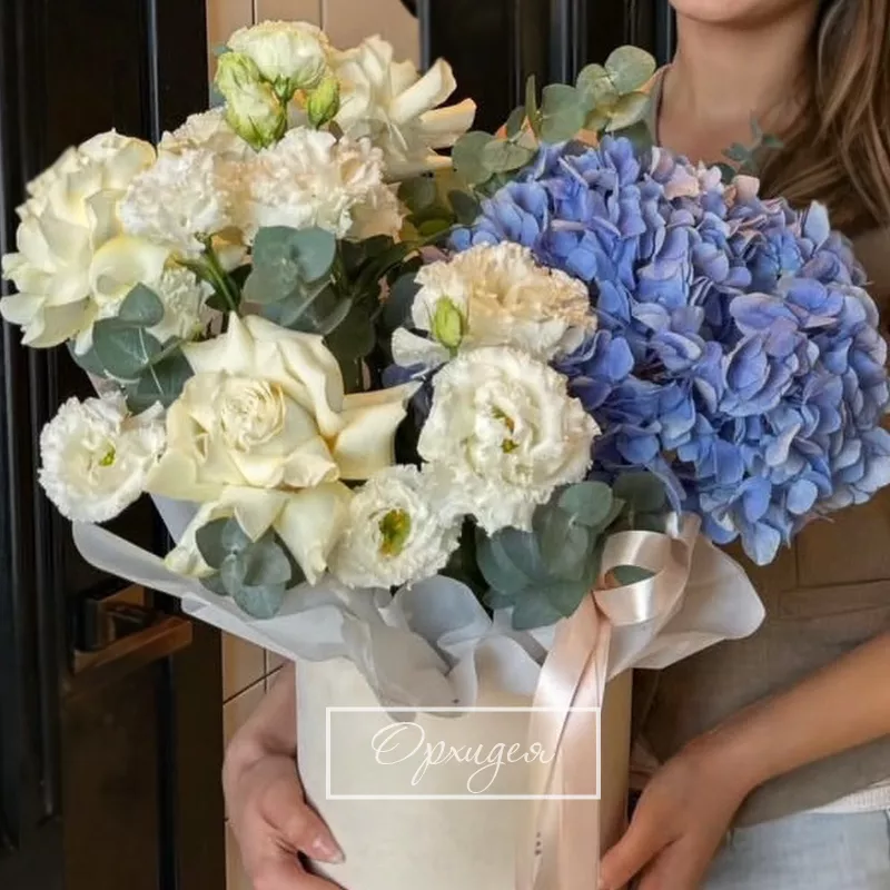 Композиция с гортензией и розами