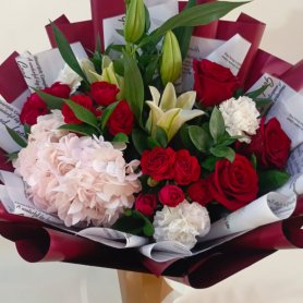 Сборный букет с лилией Для самой чудесной! от интернет-магазина «Орхидея» в Надыме