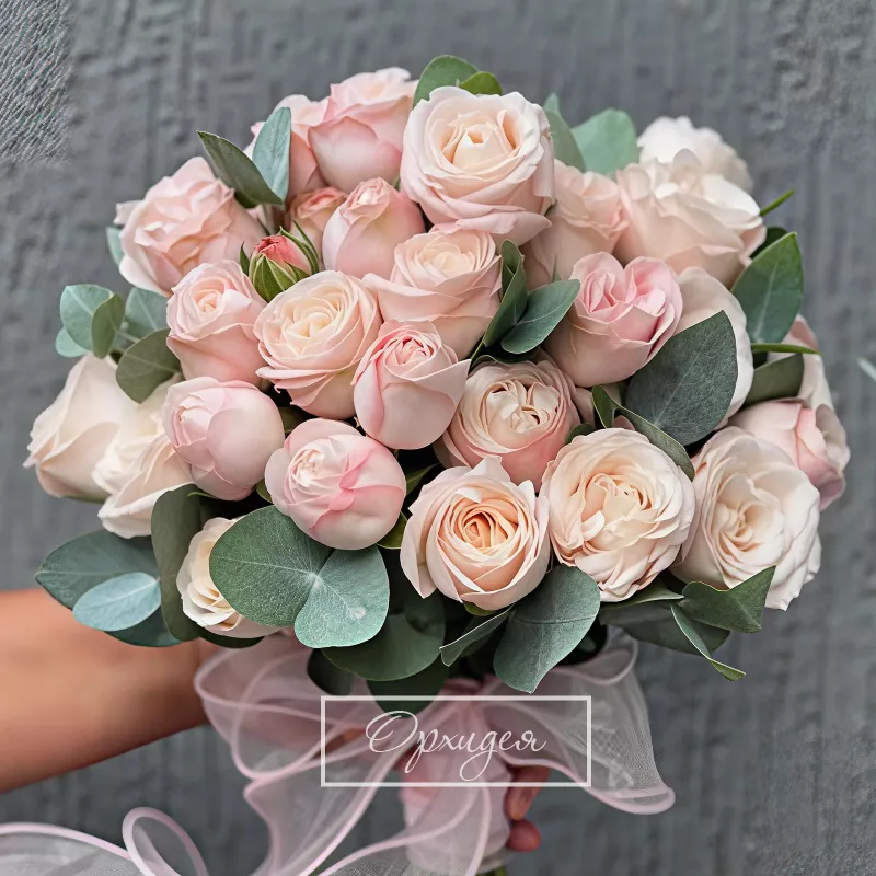 Свадебный букет из кустовых роз и эвкалипта