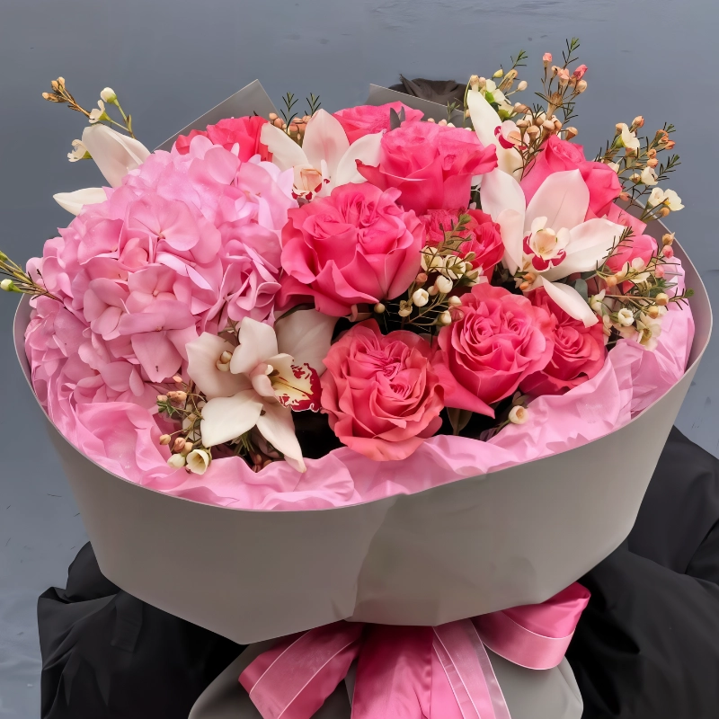 Сборный букет с гортензией и кустовыми розами Счастья!