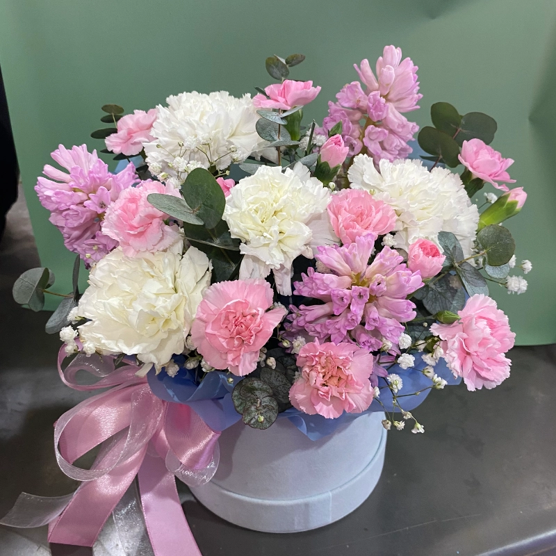 Композиция с геацинтами Яркой жизни! от интернет-магазина «Орхидея» в Надыме