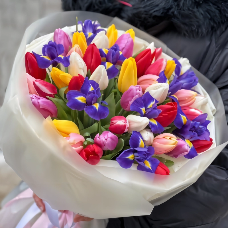Сборный букет с тюльпанами и ирисами Торжество весны