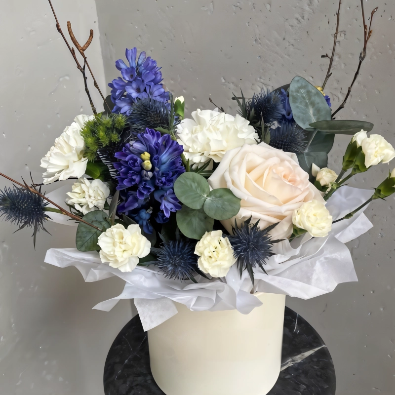 Композиция в коробке с гиациантами