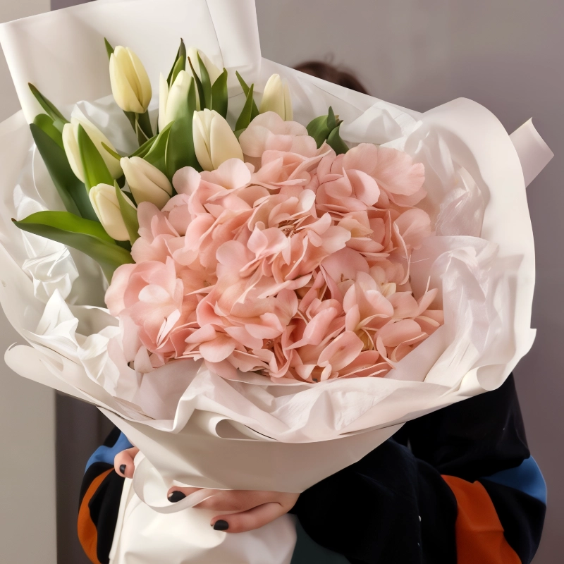 Сборный букет с гортензией и тюльпанами