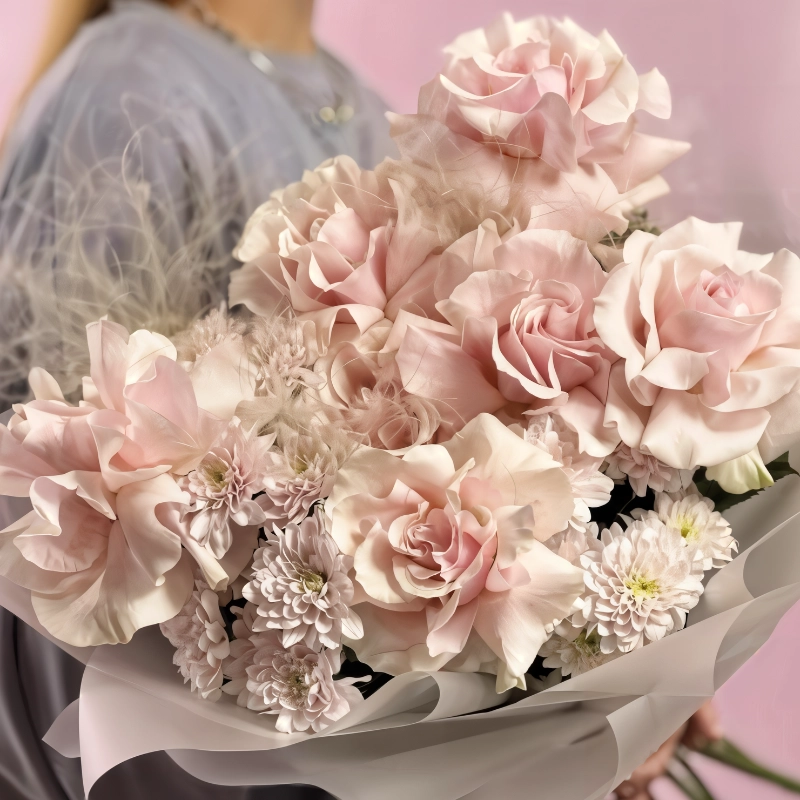 Сборный букет с розовыми розами