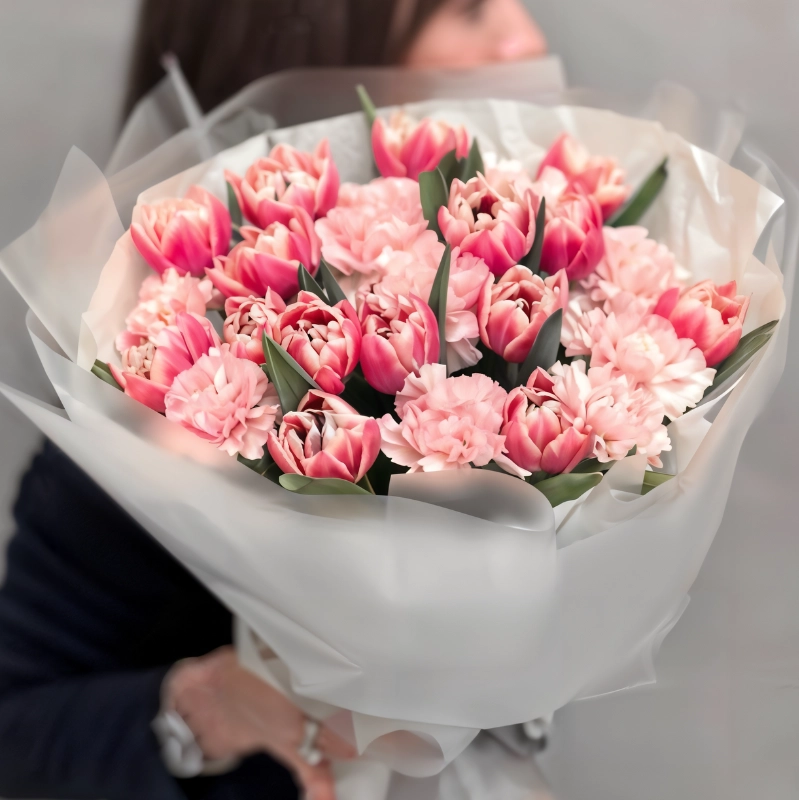 Сборный букет с тюльпанами и диантусами