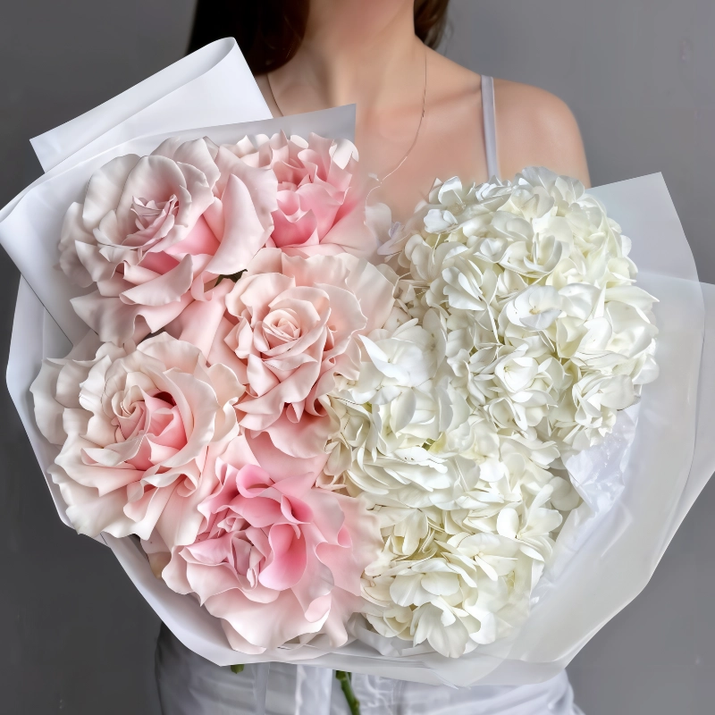 Сборный букет с гортензией и французскими розами  от интернет-магазина «Орхидея» в Надыме