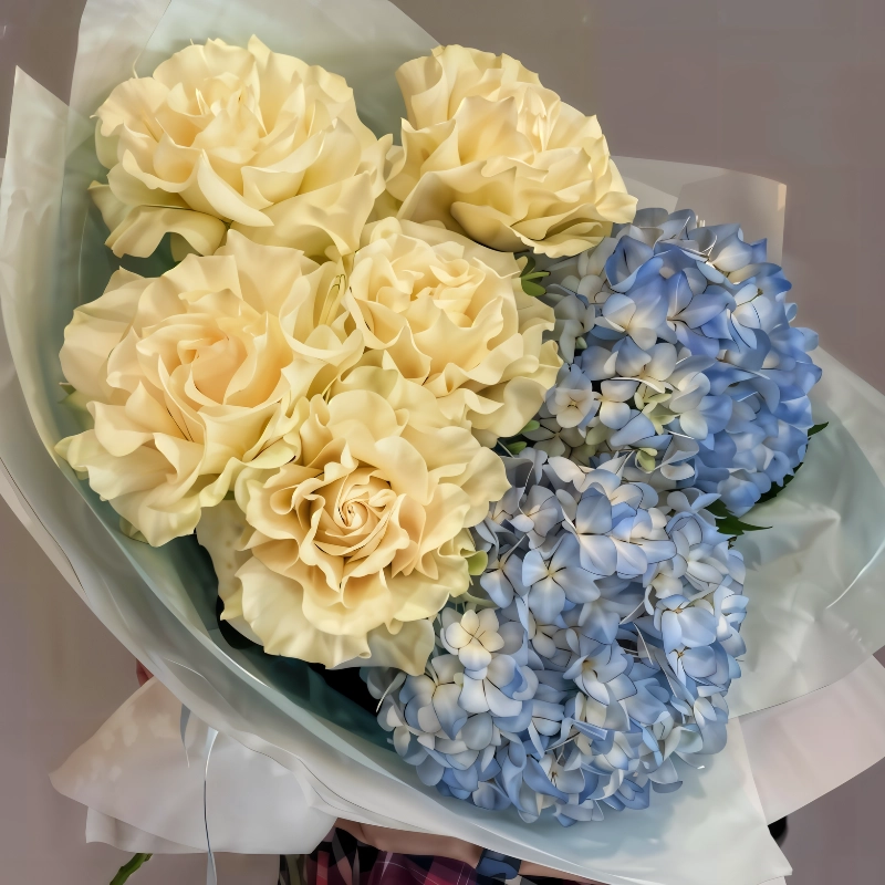 Сборный букет с гортензией и французскими розами  1